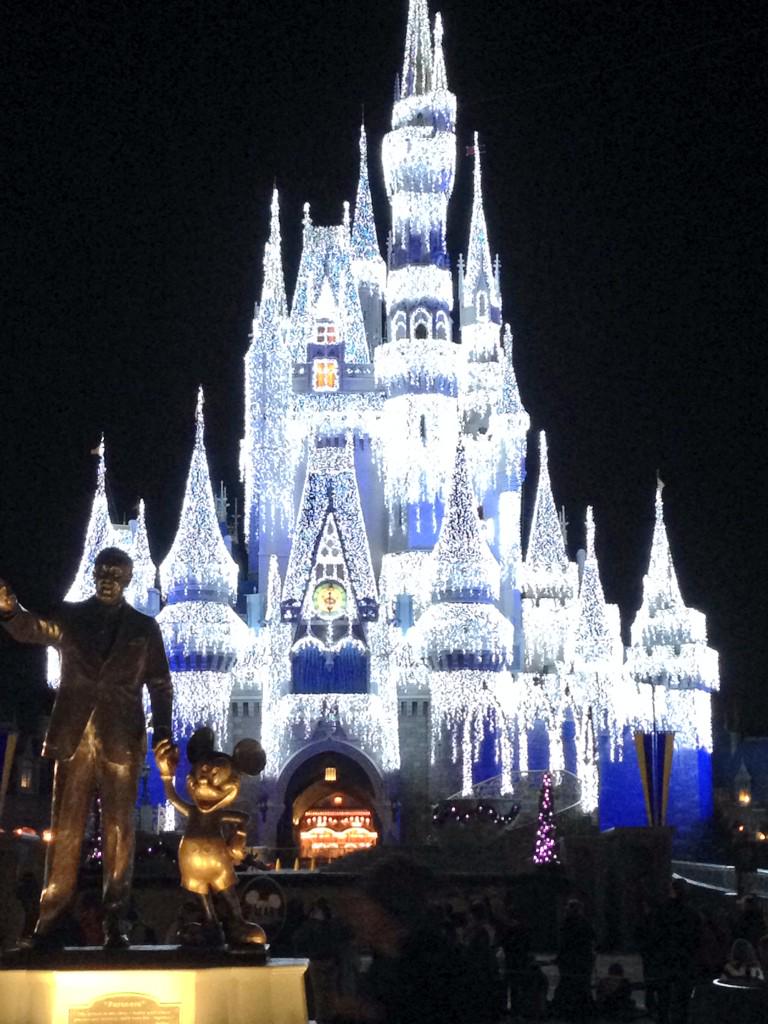 MichelePaul_'s tweet image. Beautiful morning chEARing my friends #WDWHalf @WaltDisneyWorld #jgssm