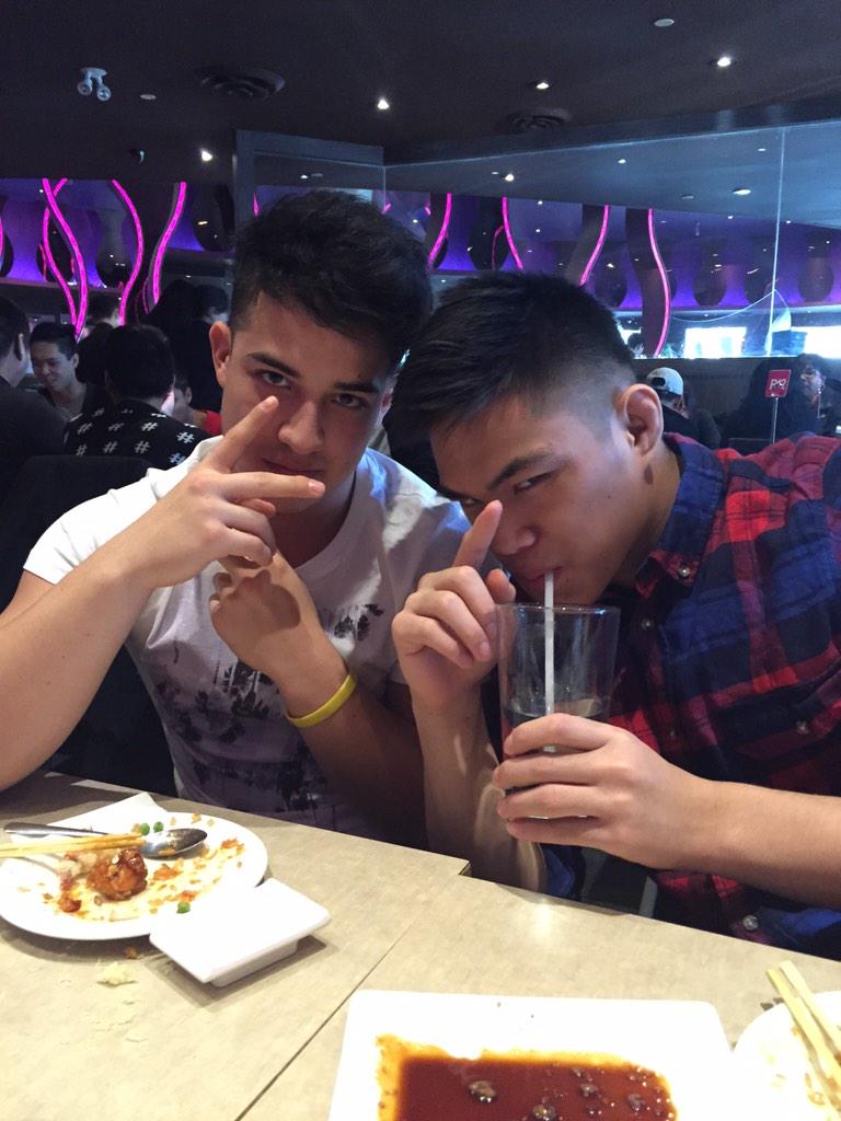 supeunbi's tweet photo. Happy birthday to diz Spanish bwoi @Palomoj_ 🍤🍣🍙🍘 YOUDA MVP 🎂🎈🎉🎊 #chubbymonkey #randomfilipinokid http://t.co/170MdBGYpb