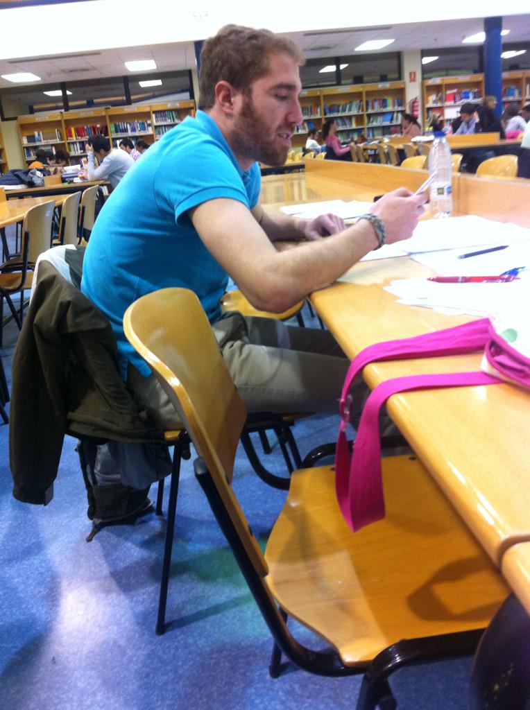 edeel23's tweet photo. El artista en la biblio chicaaaaas!!! @LosTalegas_FANS 🙈🙈🙈🙊🙊🙊 jajajajajajajajaja http://t.co/AYbDxDDEo3
