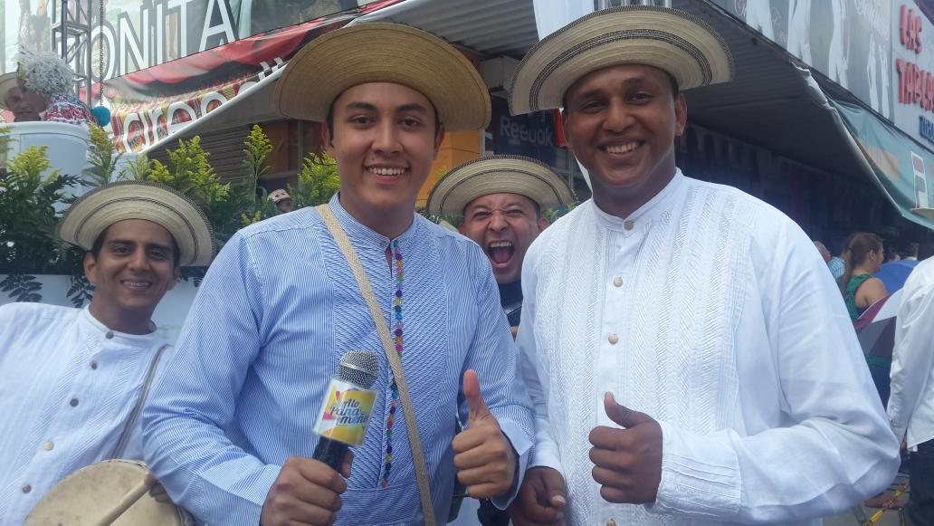 alopanameno's tweet photo. Estos dos sí que la están pasando bien en el Desfile de las @milpolleras @RubenMeto @FreddSantana13 http://t.co/PHRRg6tZMX
