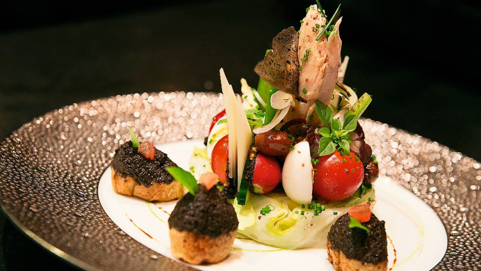 el_pais's tweet photo. El ‘top chef’ del mundo http://t.co/43XsDlMQRi Joël Robuchon, con 28 estrellas Michelin, reflexiona sobre gastronomía http://t.co/v4M9ooYpSz