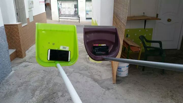 carlospeluzo1's tweet photo. Vendo palo para acer selfie lo mimo vale pa las fotos ke parecoger bazuraaa http://t.co/x4QHVXMyNE