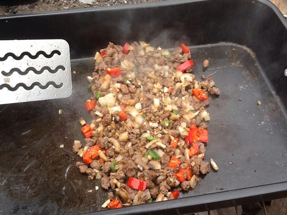 seumaskeith's tweet photo. #savory deer pan sausage,onions,Jalepeños,minced garlic,mushrooms,and cheese #RanchCooking http://t.co/aEwDReB4iv