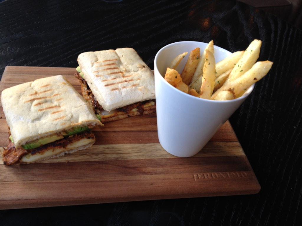 RedBite's tweet photo. panini de lomo adobado a los 3 chiles, queso y aguacate. #jeronimobar #delicioso. vengan al @Jeronimo_mx 👌 http://t.co/w9uvDi8v8b
