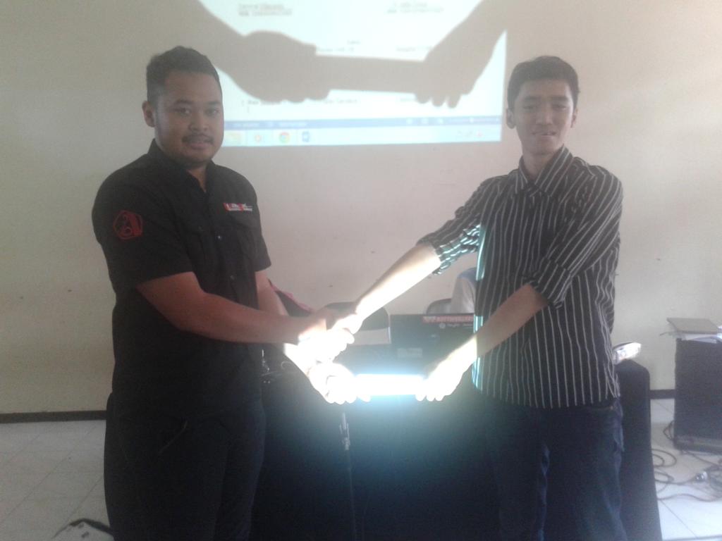 Selanjutnya agenda serah terima jabatan dari Ketua Dewan Presidium <a href="/ikbarhaskara/">Ikbar Hask</a> pd Ketum UAB UB 2015 <a href="/Sudar_aditya/">#SKUY</a>