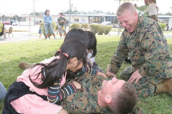 パンチラより価値があるツイート 子どもと遊んでるアメリカ兵 沖縄のアメリカ兵も悪い人ばかりじゃないんだな Leo Lion77 Http T Co 3rrdsameqq