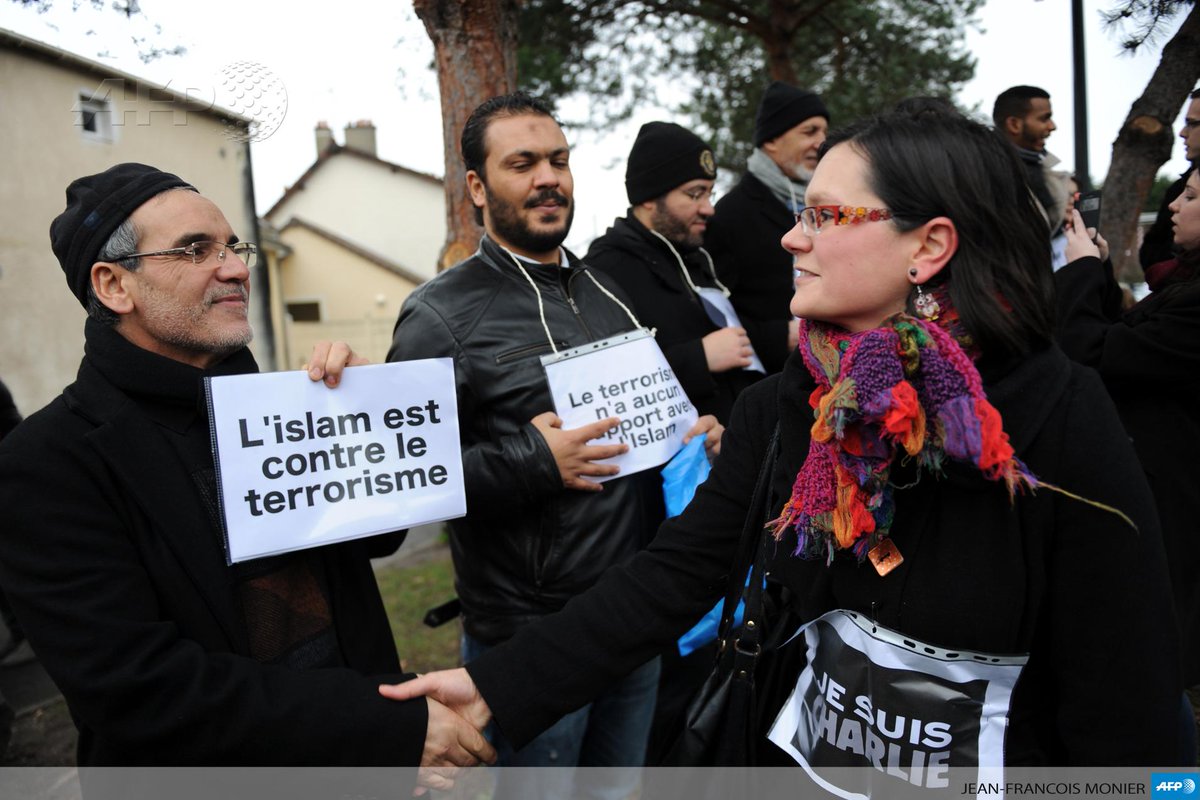 afpfr's tweet photo. Des dizaines de musulmans ont manifesté aujourd'hui "contre le terrorisme" au Mans - photos @JF_MONIER #AFP http://t.co/ajFj6ZW9rQ