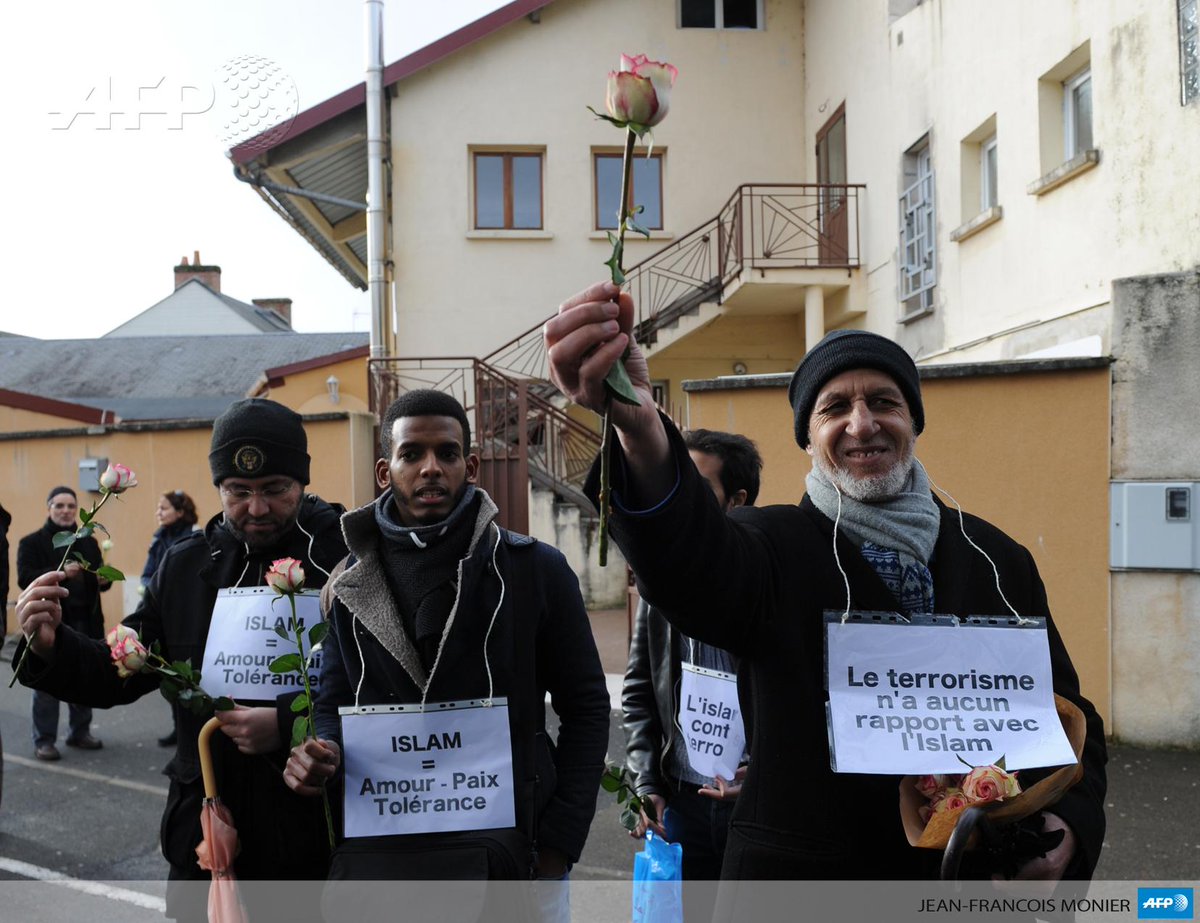 afpfr's tweet photo. Des dizaines de musulmans ont manifesté aujourd'hui "contre le terrorisme" au Mans - photos @JF_MONIER #AFP http://t.co/ajFj6ZW9rQ