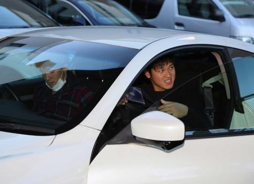 Chieko Sur Twitter Sakurahikari61 成人式に出席するために杉谷拳士選手の車に乗り込む大谷翔平選手 杉谷拳士選手と空港までなにを話したんだろ 笑 気になるね Http T Co 02lcn1u6xk Twitter