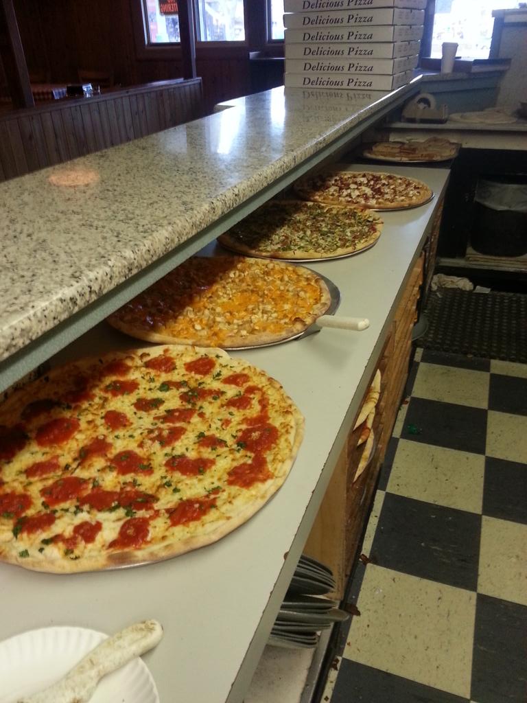 ConcaDoro_Sag's tweet photo. Fresh pies out of the oven! Come on down and get your slice #grandma #buffalochicken #vegetable #chickenbaconranch http://t.co/1m4ZExB8wV