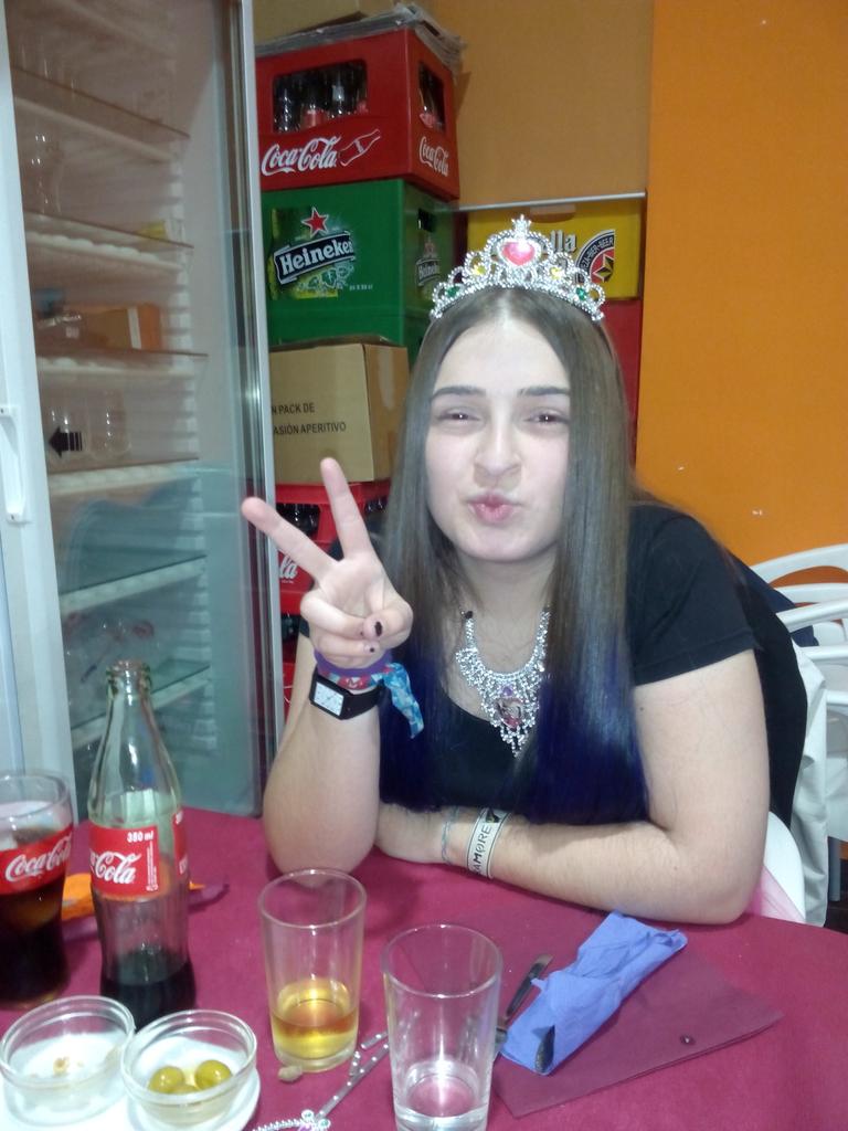 marianmaroe's tweet photo. Cumple Anos @aeneiteiene @SonietaaV @paulaLazcano14 @NuriaBennabe  🎂 http://t.co/TY135fzjQn