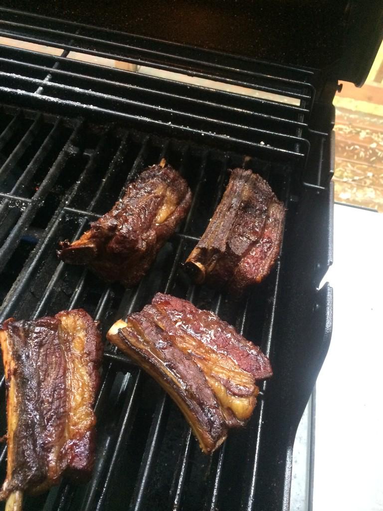 VivalaGoldens's tweet photo. Smoked beef short ribs hour 2 #bbq #smoker #gasser #amnps #thinbluesmoke http://t.co/YcC4svzT0v