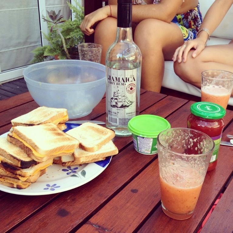 JulietaaClara's tweet photo. Matandonos un rato.. #Merienda #Variadita 💣💣💣💣 http://t.co/t20NVSJjQA