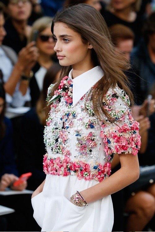 postbestoutfits's tweet image. Taylor Hill || Chanel