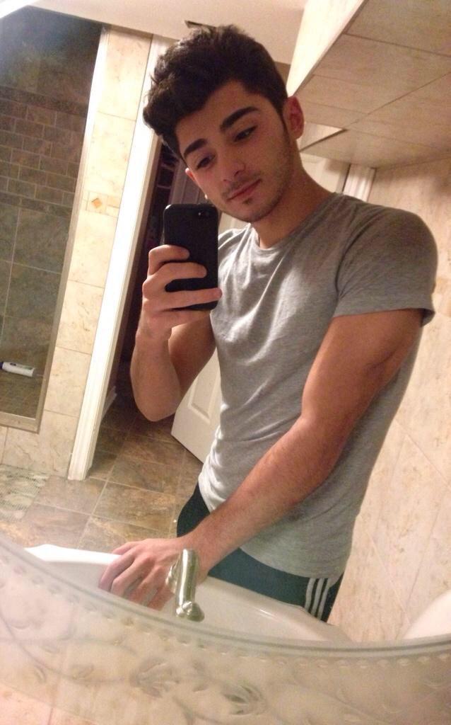 ShawgComedy's tweet photo. “@kingmoefasa: “@FuckableMen: if you don't find him hot you're lying http://t.co/Zg9KFGqsU1” I found me lmao” Can we talk about this 😩😍