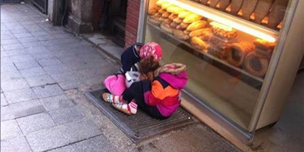 Suriyeli kardeşler fırın havalandırmasında ısınmaya çalışıyor.. Ya bizz!!