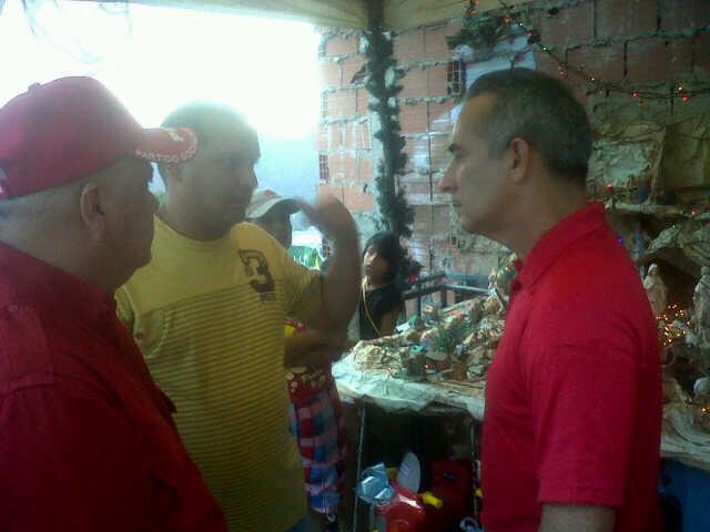 FreddyBernal's tweet image. Compartiendo regalos con los niños e intercambiando impresiones con los vecinos de "Nuevo Díaz" d Catia @PartidoPSUV