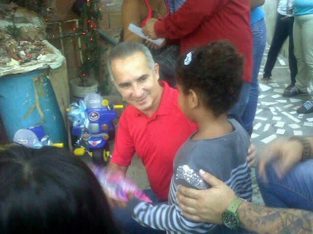 FreddyBernal's tweet image. Compartiendo regalos con los niños e intercambiando impresiones con los vecinos de "Nuevo Díaz" d Catia @PartidoPSUV