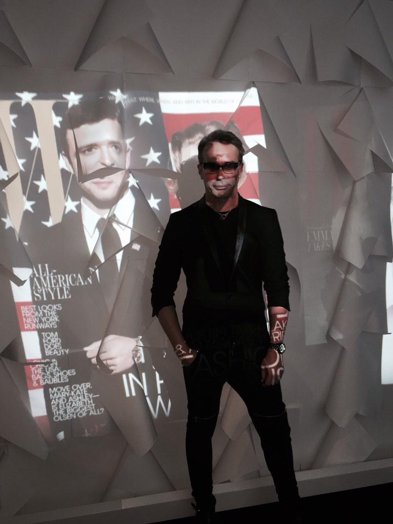 LloydKlein's tweet photo. #MileyCyrus #LloydKlein @MileyCyrus @wmag opening party #ShootingStars @SuzyMenkesVogue @eonline @THR #StayElegant ! http://t.co/4gVYb8ufcI