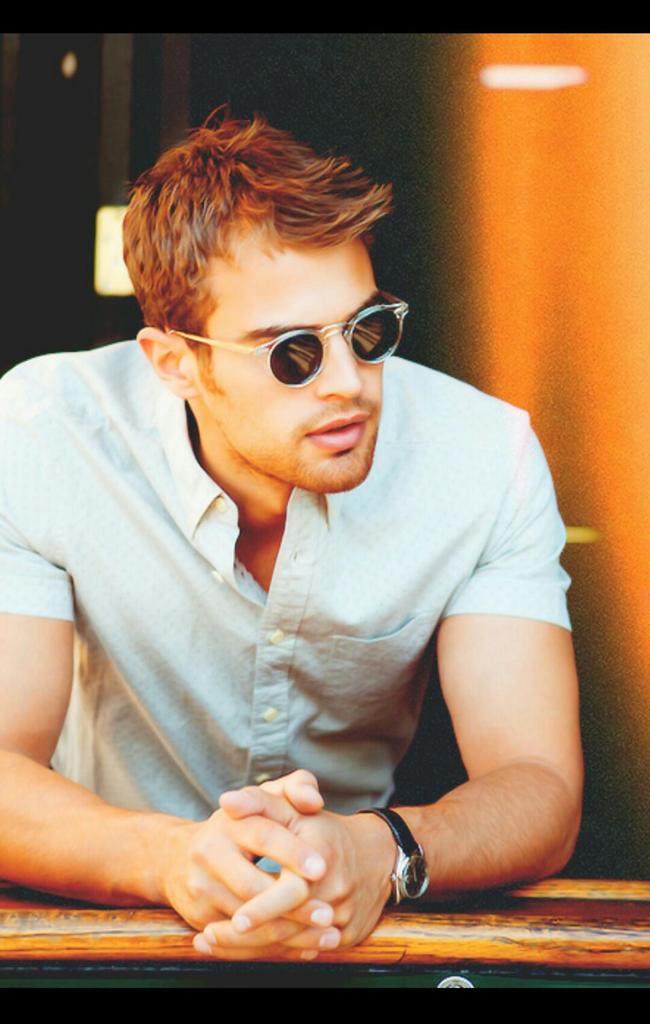 andreablanes_5's tweet photo. Convoco al club de fans de Theo James. @aitanablanes3  @MariaVicedo7 @ClaudiaMoratoC #Divergente http://t.co/UV3Pg0XbW5