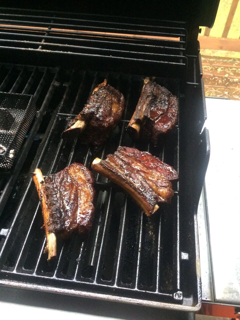 VivalaGoldens's tweet photo. Smoked beef short ribs hour 3 #bbq #amnps #smoker #thinbluesmoke http://t.co/hix09MLTAB
