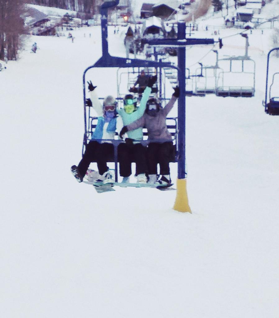 Stephanie_Borst's tweet photo. Boarding with these gals all day πβΊοΈπ #plusRyan @j_crochet @MeganSchimm http://t.co/1e01T6A5jw