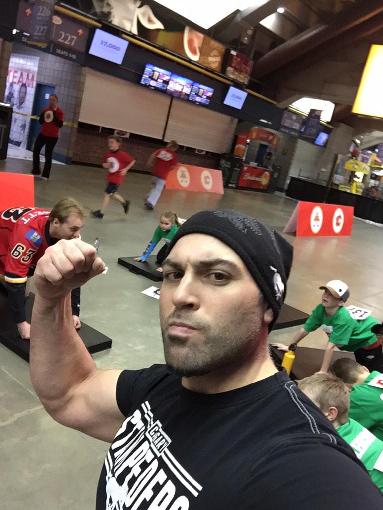 randychevrier's tweet photo. Just doing some push-ups with @NHLFlames @SBennett93 and kids at the #yyc #healthtrainingcamp GREAT INITIATIVE! http://t.co/zecoNGSKuL
