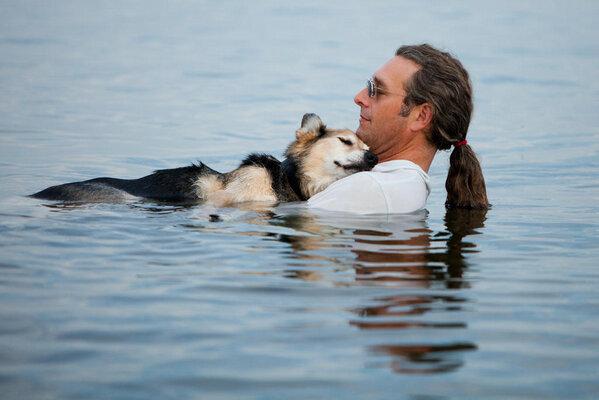 HayQueSaberlo's tweet photo. John lleva todos los días a su perro Schoep al lago: sufre de artritis, y es la única forma de calmarle el dolor. http://t.co/RZ6v7ICaYx