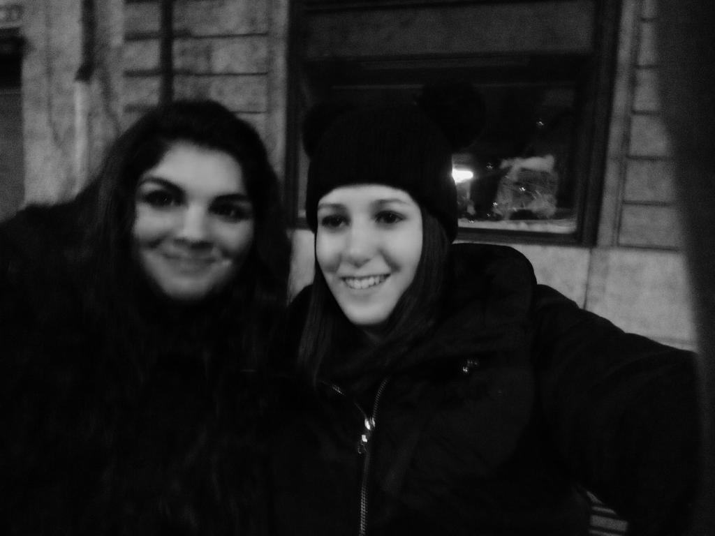 PalomaGarca4's tweet photo. Aún siendo au pair sabemos vivir bien #semosProbesPeroHumirdes http://t.co/nOs5clyhDf