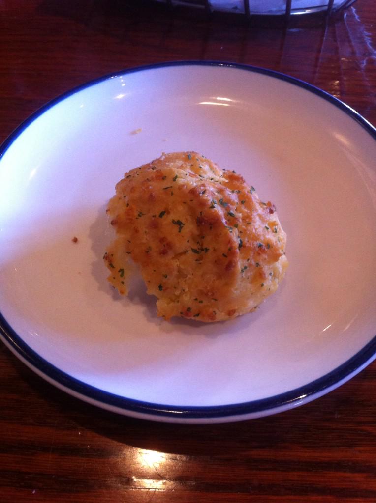 LilyTreeDesigns's tweet photo. Hubby took me to Red Lobster today. These biscuits are heavenly! #cheddarbaybiscuit #redlobster #yummyfood http://t.co/RIHsQLYGL3