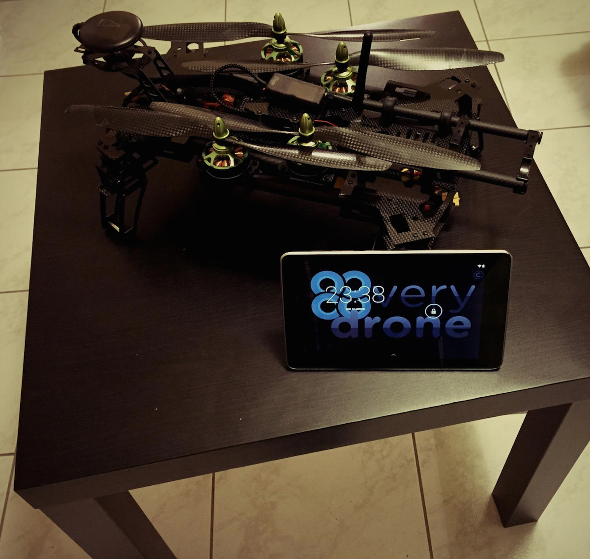 verydrone's tweet photo. @Verydrone est fier de présenter l'#Escorter un drone suiveur. @lesentrep @lavalvirtual @LMTcreation @LMTinnovation http://t.co/YjWECUZsTh