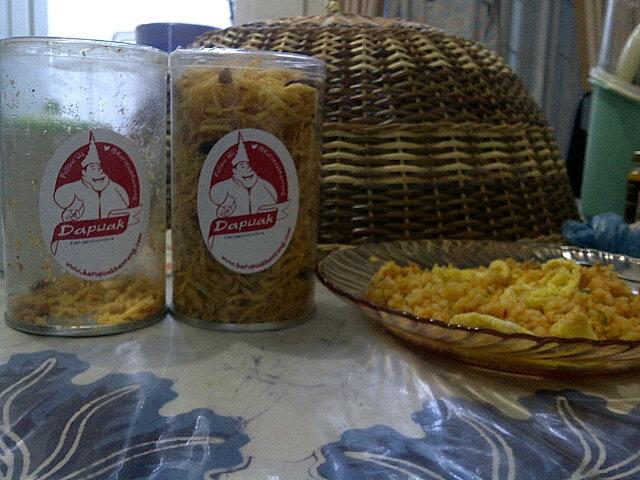 Rihandayani's tweet photo. Serundeng @KarupuakKantang Dapuak nya yg 1 stoples udh lgsg habis..yg satunya unt makan nasi goreng pagi inii..yummy http://t.co/W1buyFaP6Y