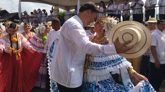 Telemetro (@telemetro) on Twitter photo Presidente y Primera Dama recorren el Parque Porras bailando en Desfile de las <a href="/milpolleras/">Desfile Mil Polleras</a> ➝bit.ly/1B0roks Presidente y Primera Dama recorren el Parque Porras bailando en Desfile de las <a href="/milpolleras/">Desfile Mil Polleras</a> ➝bit.ly/1B0roks