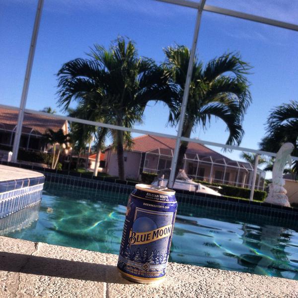 BlueMoonBrewCo's tweet photo. We're SO jealous... Our #FaveTweetOfTheWeek: RT @CutterMatt Loving the sun... and the beer. http://t.co/FCwZlWkH8v