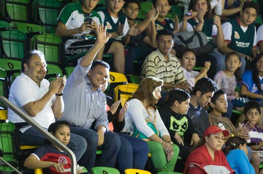 RolandoZapataB's tweet photo. Con mi familia, disfruté del Juego de Estrellas de la Liga Premier de Basquetbol de Yucatán, en el Polifórum Zamná. http://t.co/IEOlYTIPIz