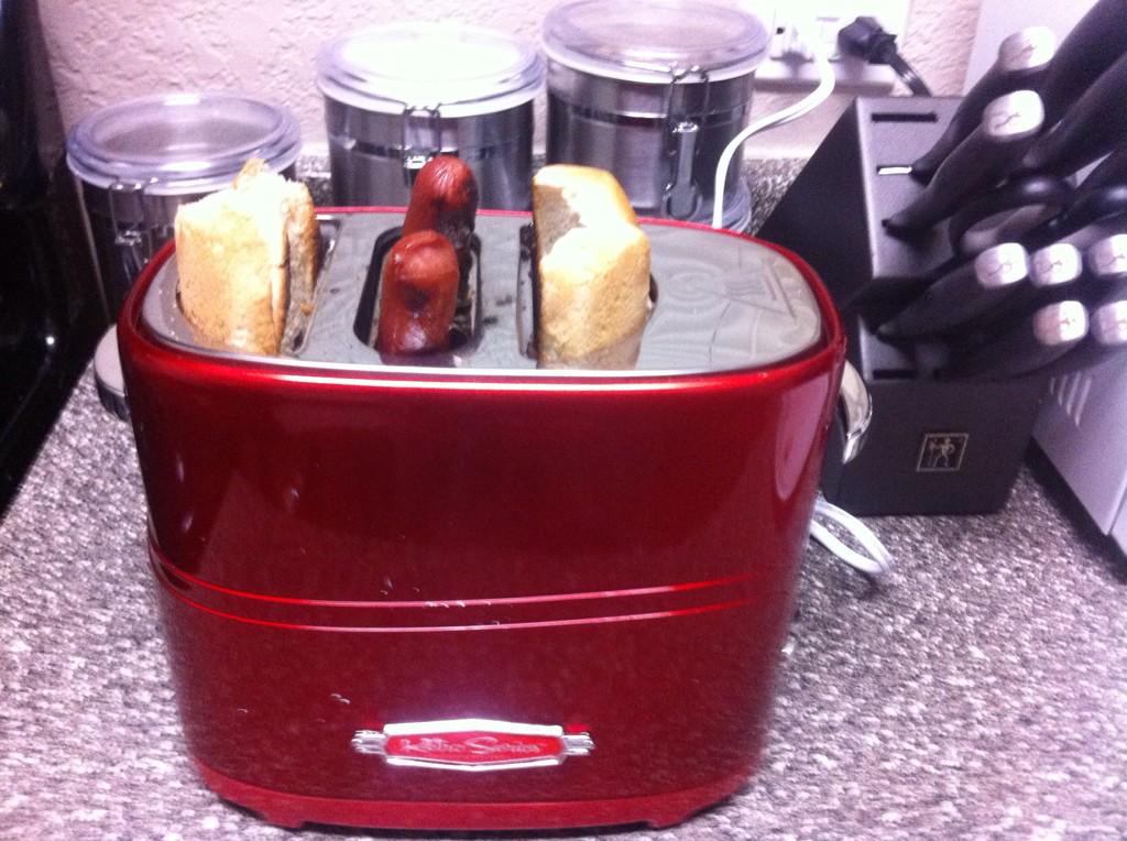T_revOrT's tweet photo. @B_ryceT Dinner time! #hotdogtoaster http://t.co/UAyeIvYtLO