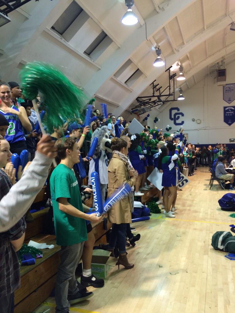 SeawolvesPCH's tweet photo. Crowd going nuts at PCHS homecoming http://t.co/atOgSsBzBP
