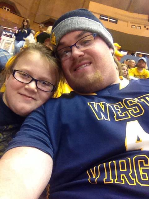 B1GDaddy23's tweet photo. At the game with Emma loo #WVUImLovinIt http://t.co/qfJA8TAzL0