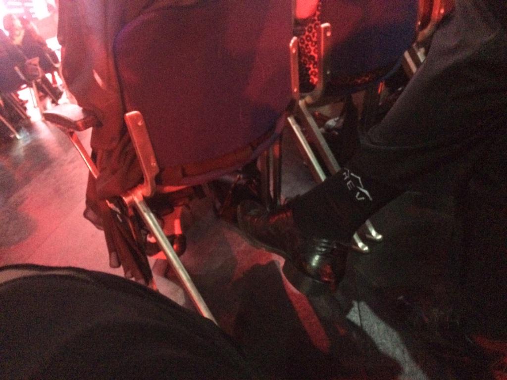 Obenrum im TV immer mit Fliege und untenrum GiveAway Socken und abgelatschte Sohlen. #SwissAwards #umfragekönig