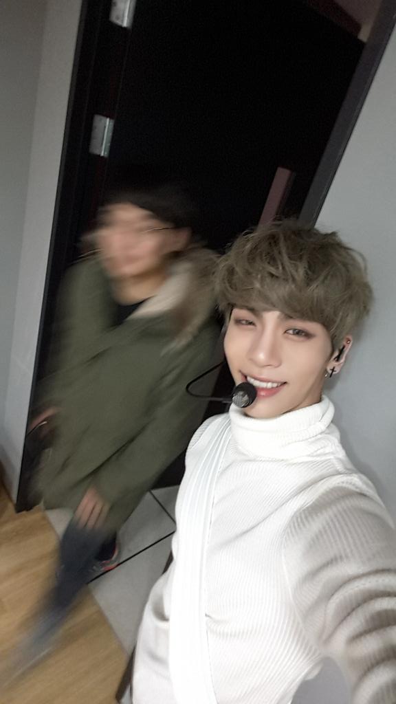 첫번째로 대기실 문열고 들어오는 스텝이랑
투샷찍기
근데 민망하게 신입분이셨...