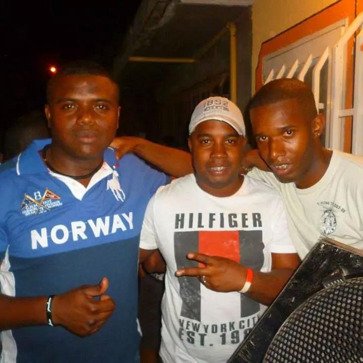 lugonsalsa10's tweet photo. Con los panas http://t.co/7cpbVfPzTg