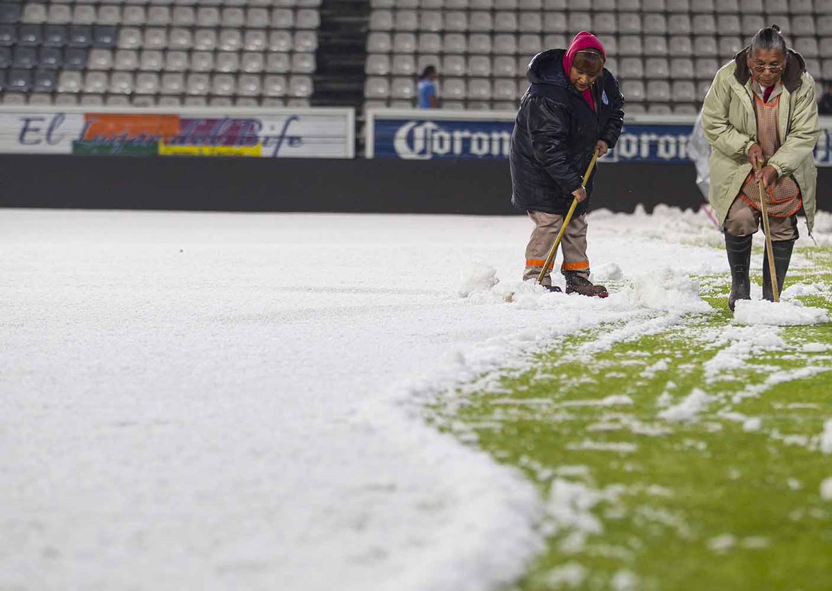 Migue_luk's tweet photo. Fuerte granizada en el Huracan previo al #Tuzos vs #CruzAzul #Jornada1 #LigaMx #Recordphoto @record_mexico http://t.co/rwu546ISzL
