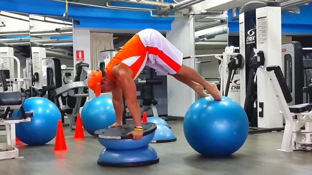 Este es un ejercicio abdominal pero realmente lo podemos  definir como un intenso trabajo funcional.. @gymmfc