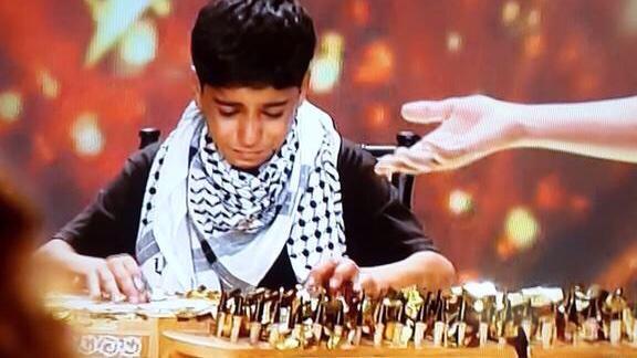 Yasserrr11's tweet photo. لا تبكي و الله انك بطل
قاتلت من اجل حلمك البسيط و نحن الأقواء الأشداء الآمنين الأغنياء لم نقاتل من أجلك ، نحن جبناء http://t.co/A6Uaje1zdD