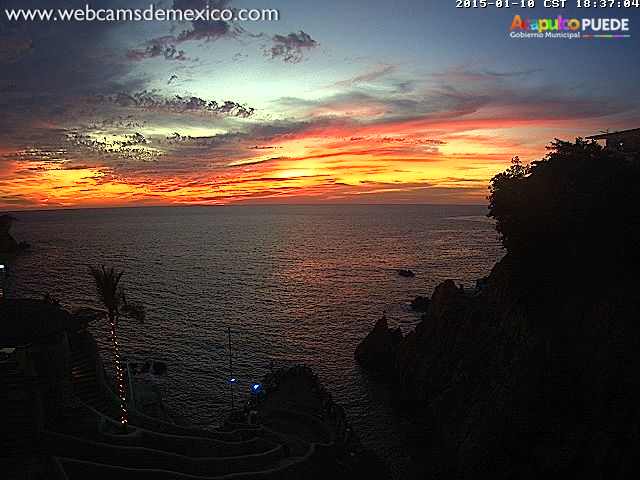 Hermosos colores en el cielo de #Acapulco hoy al atardecer. Vista La Quebrada: