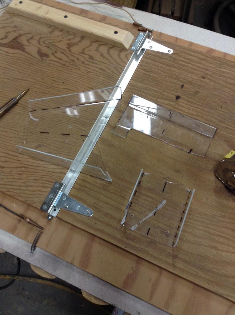 NightlockWolf_'s tweet photo. @FTCError404 yo big robot trouble 

broke the top of the scissor lift

will fix in morning http://t.co/0qpHmYv23C