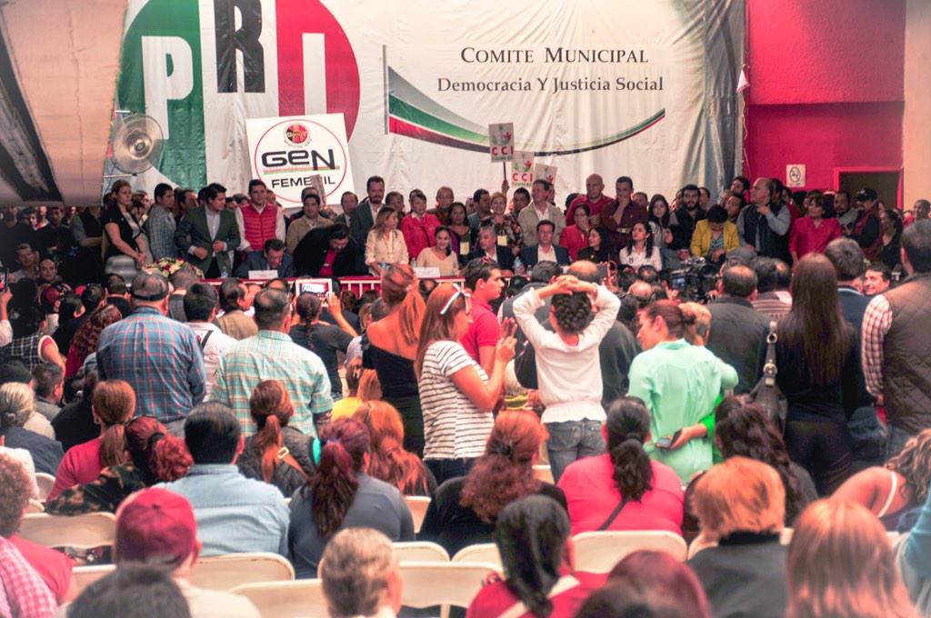 IRHBajaCaliforn's tweet photo. Toma de Protesta de Tirso Lievano y Martha Rubio. Nueva dirigencia del #PRITijuana #UnidadYCompromiso #Elecciones2015 http://t.co/v0JqII4oa0