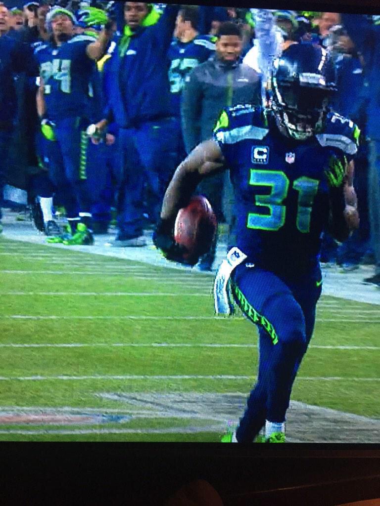 mariah_slifer's tweet photo. Best part of this picture is @MoneyLynch 😂😂.  #KamQuake http://t.co/wzqkjAOLrB