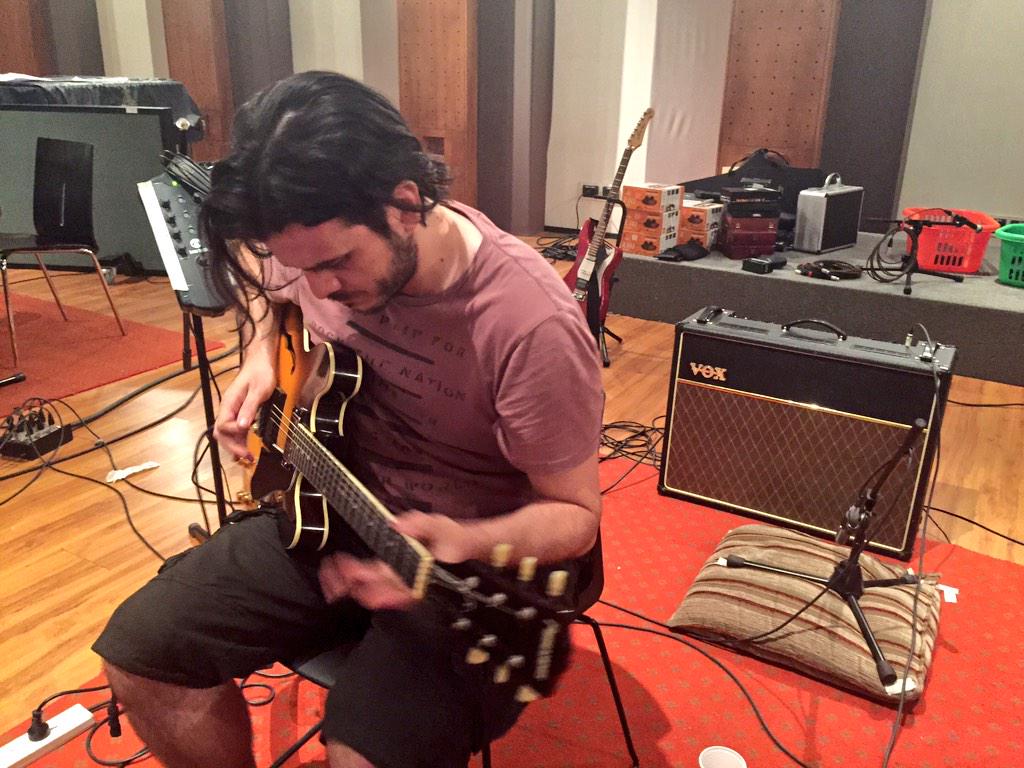 EduBergallo's tweet photo. Impecable Leo en guitars! http://t.co/G413X1fxfu