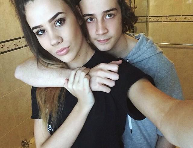 RetrosColt's tweet photo. Hanging out with her. ☺️☺️ http://t.co/1dutIS76MX